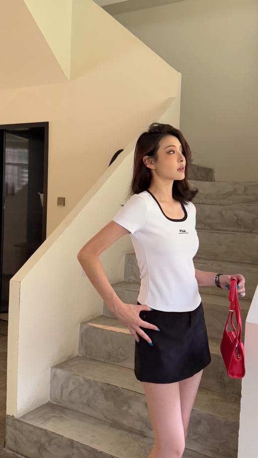 点此购买 斐乐夏季女士U领撞色修身短款上衣T恤 HGN 320108 商品图6