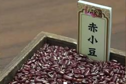 满头白发不用染！洗头时用这“乌发草”，白发悄悄黑回来，年轻20岁 