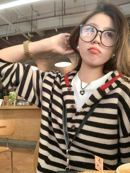 <曾小咸推荐> 黑色条纹连帽毛衣 商品图7