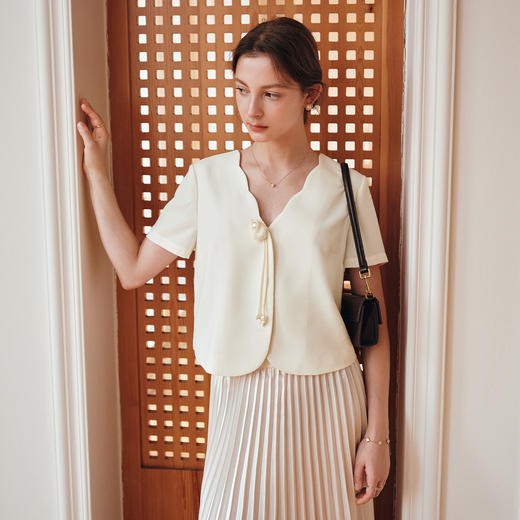 OLrain欧芮儿杏色法式设计感短外套女夏季2025新款波浪边V领上衣 商品图2