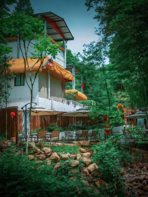 【青城山王婆岩· 娉庭·宽溪山景小院】周末节假日不加价

💦玩水、捞鱼、烧烤…承包整个清凉夏天！
🐱8分钟车程到网红猫猫庙，撸猫～祈福～
🍭坝坝电影、亲子捉萤火虫、溪 商品图9