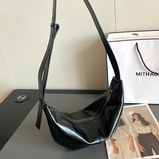 【预售3天】托特饺子包2025新款简约大容量单肩包高级感休闲软斜挎包YM3032 商品图4