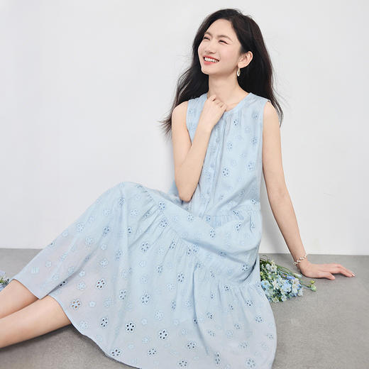【专属特价】熙世界重工雕孔绣花无袖连衣裙女2025夏季新款海边度假圆领背心裙 商品图4