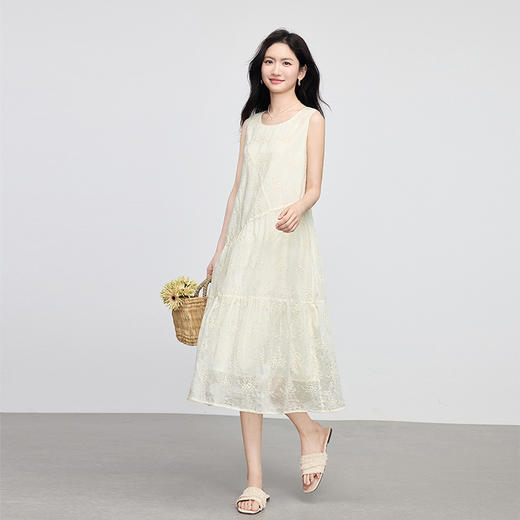 【专属特价】熙世界度假风天丝绣花连衣裙女2025夏新款莱赛尔圆领无袖背心裙子 商品图2