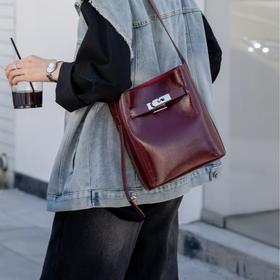 【预售3天】2025新款百搭女士油漆亮皮单肩斜挎水桶包S-7178Y