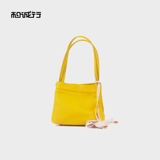 和诚行 2025新款柔软羊皮水桶包女时尚玩偶小菜篮子单肩包4580016 商品图2