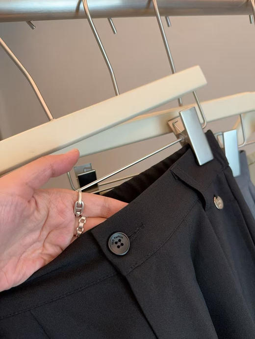 外贸尾单女子休闲阔腿五分西装裤，颜色    香松裤   高级灰  黑色 
材质96%聚酯纤维4粘纤氨纶
尺码S-XXL
特价💰99包邮 商品图5