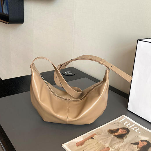 【预售3天】托特饺子包2025新款简约大容量单肩包高级感休闲软斜挎包YM3032 商品图8
