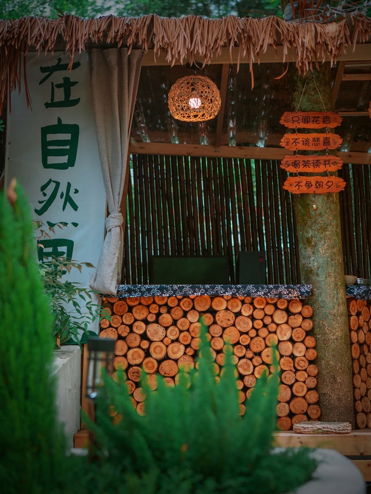 【青城山王婆岩· 娉庭·宽溪山景小院】周末节假日不加价

💦玩水、捞鱼、烧烤…承包整个清凉夏天！
🐱8分钟车程到网红猫猫庙，撸猫～祈福～
🍭坝坝电影、亲子捉萤火虫、溪