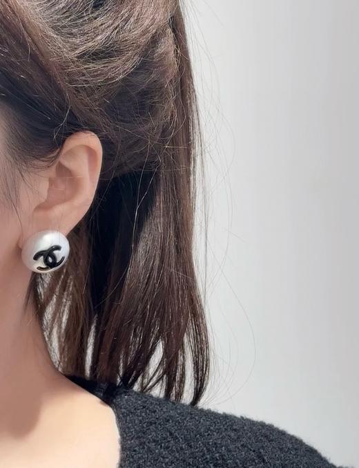 香奈儿 大白珠黑/粉c耳钉（XJ） 商品图4