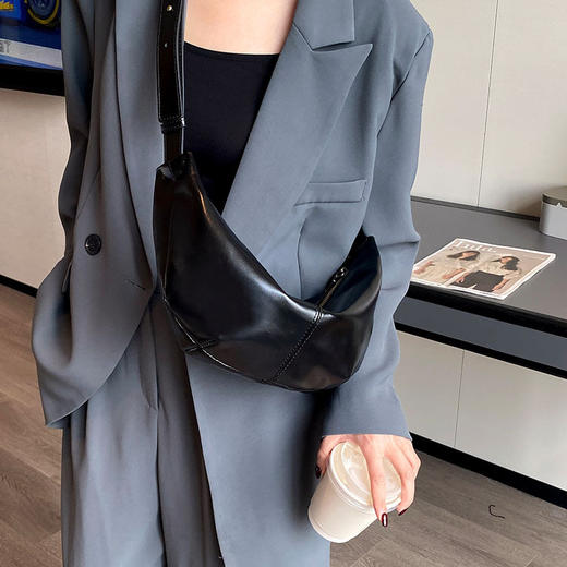 【预售3天】托特饺子包2025新款简约大容量单肩包高级感休闲软斜挎包YM3032 商品图1