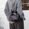 【预售3天】2025新款百搭女士油漆亮皮单肩斜挎水桶包S-7178Y 商品缩略图1