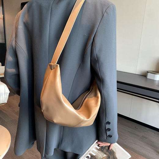 【预售3天】托特饺子包2025新款简约大容量单肩包高级感休闲软斜挎包YM3032 商品图0