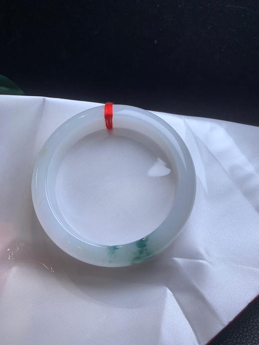 620100，57.8 冰飘花手镯，清新干净的白底，一抹蓝花，油油润润的，清新有特色 商品图4