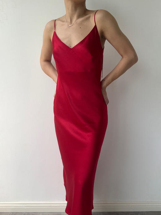 丝所｜S23C007 水晶斜裁V领长连衣裙［ 黑 / 白 / 红 ] 商品图4