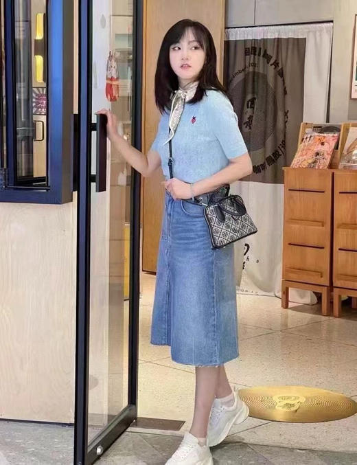 ¥1678🇺🇸Tb专柜新款 swing迷你贝壳包，藏蓝色老花logo，手拎单肩斜挎都可以，尺寸：16*21*8cm！ 商品图5