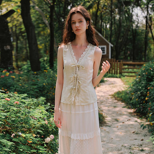 OLrain欧芮儿法式V领小衫夏季2025新款甜美纯欲蕾丝拼接系带背心 商品图3