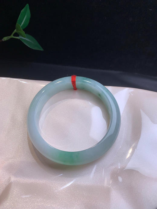 620097，58.7飘绿正圈手镯，干净清新的绿底，整体细腻清爽，特别秀气 商品图4