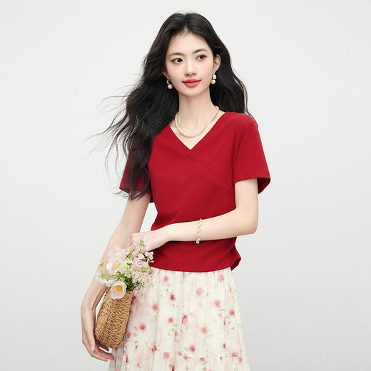 【周末秒杀】熙世界夏日出游穿搭套装女2025年新款短袖V领T恤碎花半身裙两件套 商品图3