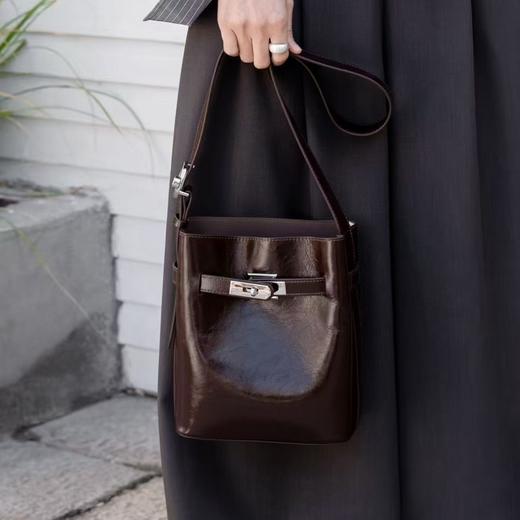 【预售3天】2025新款百搭女士油漆亮皮单肩斜挎水桶包S-7178Y 商品图2