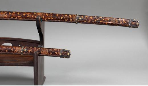 独角鹿西洋古董 日本江户时代信濃大掾藤原忠国及信高出品武士主题金银精雕装饰绢丝鲛皮及桐纹莳绘大小武士刀一对 带刀架【未开刃】 商品图3