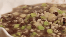 8种莲子创意吃法-水果薏米莲子粥