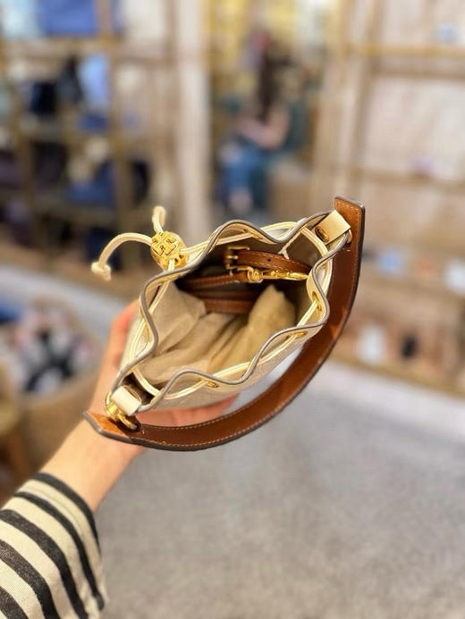 ¥1580🇺🇸Toryburch TB 专柜monogram 白色老花水桶mini小号，老花和logo元素绝美～尺寸约： 18*14*8.2cm 商品图3