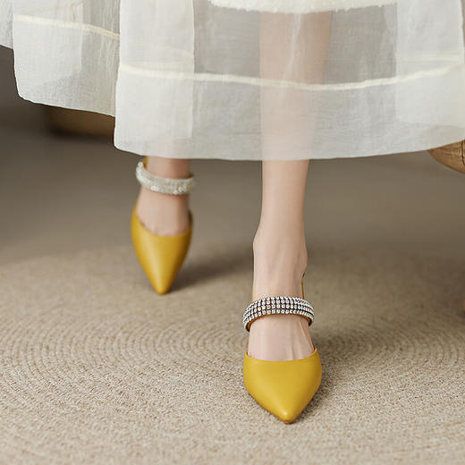 【预售5天】黄色包头凉鞋女法式尖头粗跟水钻时尚女风真皮高跟鞋夏天后空单鞋MK&0925 商品图1