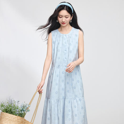 【专属特价】熙世界重工雕孔绣花无袖连衣裙女2025夏季新款海边度假圆领背心裙 商品图2
