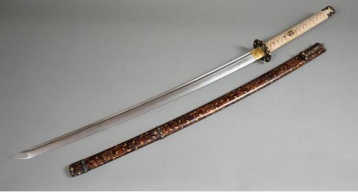 独角鹿西洋古董 日本江户时代信濃大掾藤原忠国及信高出品武士主题金银精雕装饰绢丝鲛皮及桐纹莳绘大小武士刀一对 带刀架【未开刃】 商品图4