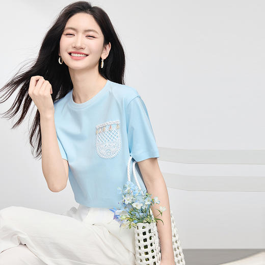 【专属特价】熙世界设计感蕾丝口袋纯棉T恤短袖女时尚减龄蓝色上衣2025夏新款 商品图1