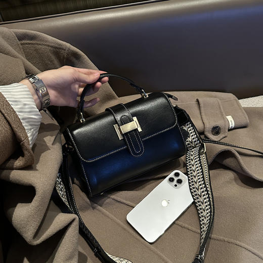 【预售3天】包包女小方包2025新款斜挎腋下包复古女包轻奢单肩包小包YM9240 商品图5