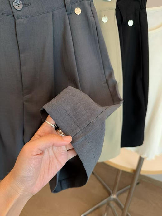 外贸尾单女子休闲阔腿五分西装裤，颜色    香松裤   高级灰  黑色 
材质96%聚酯纤维4粘纤氨纶
尺码S-XXL
特价💰99包邮 商品图2