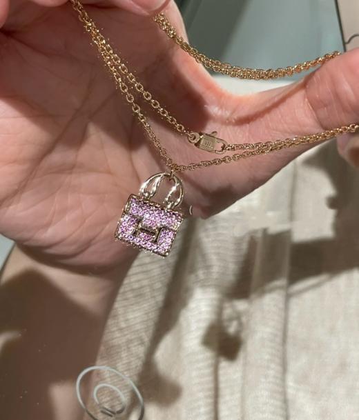 年后发！梵家首饰同厂！放心入😍😍【H家kelly康康白富美包包项链】非常精致且高奢经典❗❗闪耀的一塌糊涂😭超适合春夏季节戴的项链❗✅粉色/玫瑰金/白金/实物很有光泽感✅ 日常通勤晚宴聚会佩戴❗❗ 商品图4