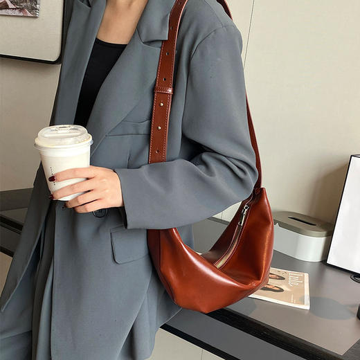 【预售3天】托特饺子包2025新款简约大容量单肩包高级感休闲软斜挎包YM3032 商品图2