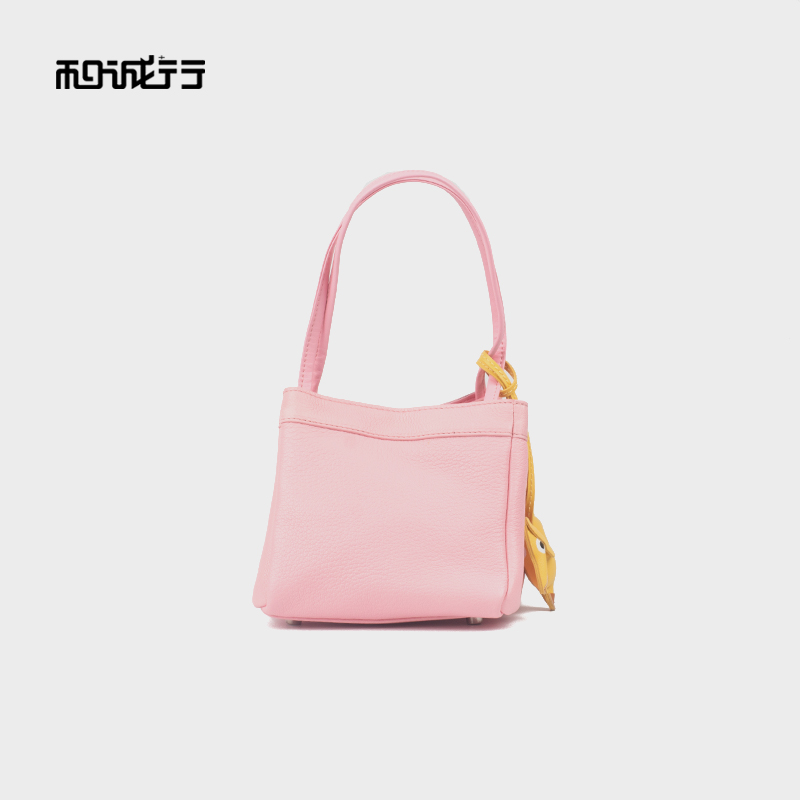和诚行 2025新款柔软羊皮水桶包女时尚玩偶小菜篮子单肩包4580016