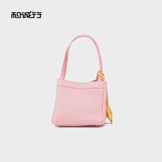 和诚行 2025新款柔软羊皮水桶包女时尚玩偶小菜篮子单肩包4580016 商品图0