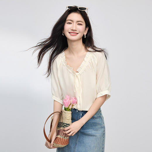 【专属特价】熙世界法式抽绳花边V领醋酸衬衫女高级感气质短袖上衣2025夏新款 商品图2