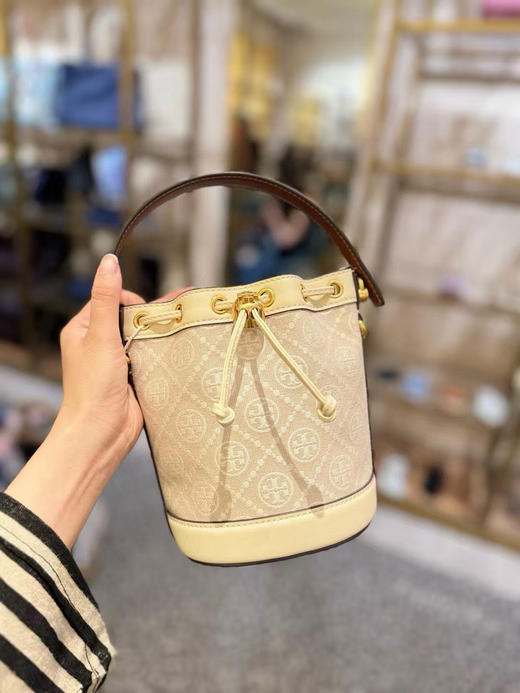 ¥1580🇺🇸Toryburch TB 专柜monogram 白色老花水桶mini小号，老花和logo元素绝美～尺寸约： 18*14*8.2cm 商品图0