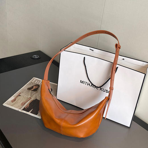 【预售3天】托特饺子包2025新款简约大容量单肩包高级感休闲软斜挎包YM3032 商品图7