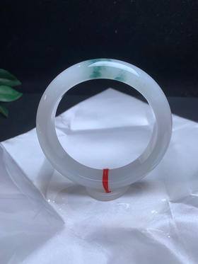 620100，57.8 冰飘花手镯，清新干净的白底，一抹蓝花，油油润润的，清新有特色