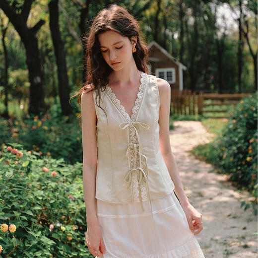 OLrain欧芮儿法式V领小衫夏季2025新款甜美纯欲蕾丝拼接系带背心 商品图2