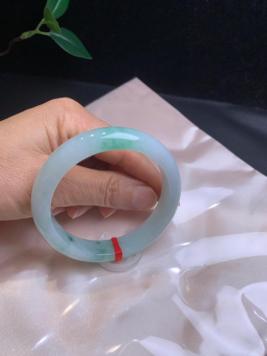 620097，58.7飘绿正圈手镯，干净清新的绿底，整体细腻清爽，特别秀气 商品图5