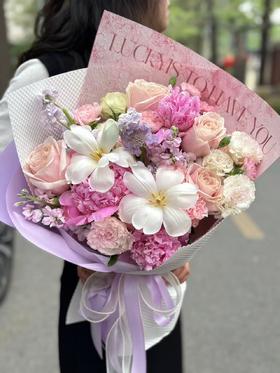 粉紫色郁金香芍药玫瑰等混搭花束
