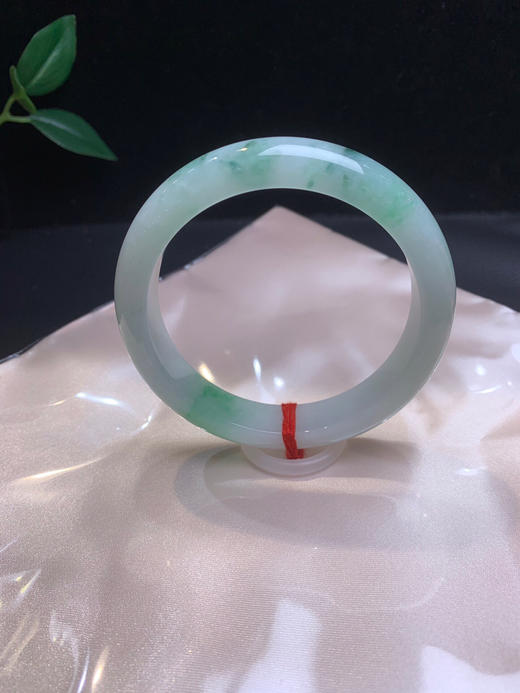 620097，58.7飘绿正圈手镯，干净清新的绿底，整体细腻清爽，特别秀气 商品图2