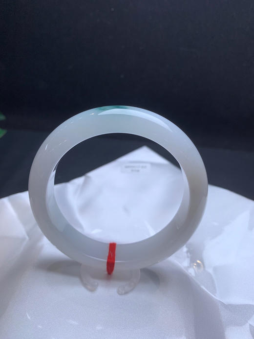 620100，57.8 冰飘花手镯，清新干净的白底，一抹蓝花，油油润润的，清新有特色 商品图2