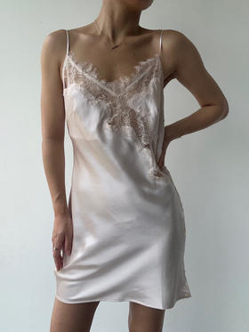 丝所｜24H019A 蕾丝拼接吊带裙［ 粉 ]