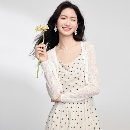 【周末秒杀】熙世界轻薄冰丝针织开衫女夏新款外搭防晒空调罩衫短款披肩小外套 商品图2