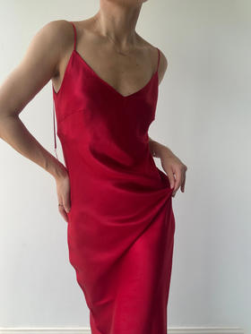 丝所｜S23C007 水晶斜裁V领长连衣裙［ 黑 / 白 / 红 ]