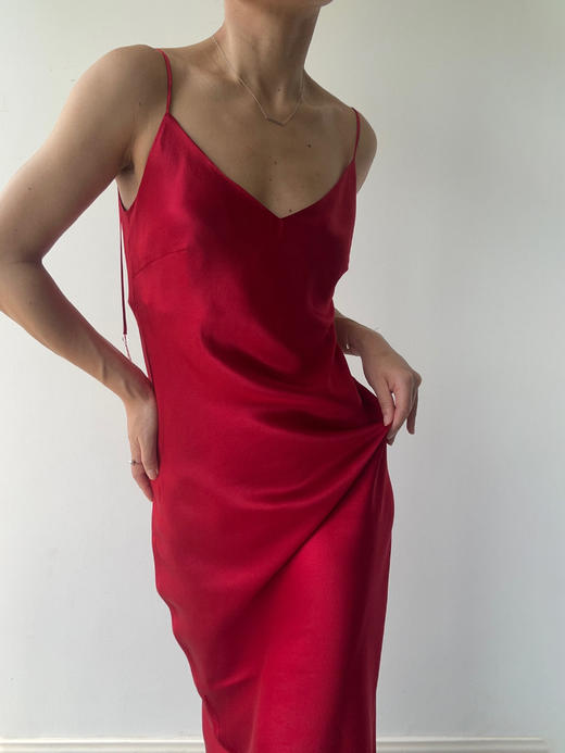 丝所｜S23C007 水晶斜裁V领长连衣裙［ 黑 / 白 / 红 ] 商品图0